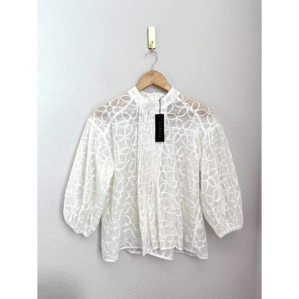 Gracia NWT Women’s Medium Classic White Embroidered Eyelet Floral Blouse